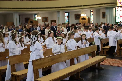 Maj to dla wielu najpiękniejszy miesiąc w roku. W liturgii Kościoła szczególnie wtedy czcimy Maryję oraz radujemy się ze Zmartwychwstania Pańskiego. W niedzielę 8 maja w naszej Katedrze dzieci z klas III doświadczyły równie wielkiej radości po raz pierwszy w pełni uczestnicząc we Mszy Świętej. To niezwykłe spotkanie z Chrystusem w Komunii Świętej zostało poprzedzone przygotowaniem poprzez katechezy w szkole i spotkania w parafii, a także spowiedzią. Poprzez niedzielne Eucharystie o godz. 12.00 i 13.30 celebrowane przez ks. Krzysztofa Gołąbka, proboszcza naszej Katedry, 88 dzieci rozpoczęło wielką przygodę z Jezusem ukrytym w Najświętszym Sakramencie. Towarzyszyli im rodzice, którzy wraz ze swoimi dziećmi przygotowywali się do tego wydarzenia, a także najbliższa rodzina. Posługę w liturgii Mszy Świętej pełniły dzieci pierwszokomunijne oraz ich rodzice.
Wielka radość serc dzieci komunijnych promieniowała na wszystkich uczestników Mszy Świętej i przypominała zebranym na liturgii, że spotkanie z Jezusem Eucharystycznym to przywilej i wielkie szczęście. Czas tej wielkiej radości został przedłużony przez „Biały Tydzień”, w którym dzieci uczestniczyły w wieczornej Eucharystii, przyjmując Jezusa do swoich serc. 

Wszystkim dzieciom, które w tym roku przeżywały swoją Pierwszą Komunię Świętą, życzymy, aby nie gasł w nich zapał do poznawania Jezusa i Jego nauki, a radość, jaka towarzyszyła tym dniom, była nieodłączną towarzyszką ich spotkań z Jezusem w Eucharystii. A s. Julicie i ks. Julianowi dziękujemy za serce włożone w przygotowanie dzieci do tego wielkiego wydarzenia.

fot. Paweł Styka