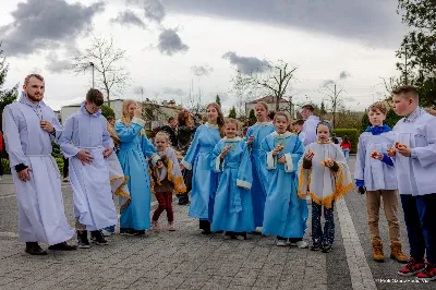 W Wielki Czwartek o godz. 10.00 w naszej Katedrze bp Jan Wątroba przewodniczył Mszy Krzyżma. Jest ona wyrazem jedności i wspólnoty duchowieństwa diecezji. Podczas tej Mszy Świętej biskup poświęcił olej chorych, katechumenów oraz olej krzyżma. Księża koncelebrujący z biskupem Eucharystię odnowili przyrzeczenia kapłańskie. W koncelebrze wzięli udział bp Kazimierz Górny, bp Edward Białogłowski oraz ponad 200 kapłanów z całej diecezji. W Eucharystii wzięli również udział licznie zebrani ministranci, lektorzy, animatorzy, ceremoniarze, członkowie scholi parafialnych i dziewczęcej służby maryjnej. Podczas Mszy Świętej zaśpiewał chór męski pod dyrekcją ks. Andrzeja Widaka. Przy organach zasiadł ks. Julian Wybraniec. fot. Piotr Szorc