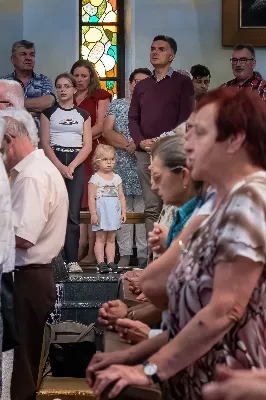 W niedzielę 13 sierpnia przeżywaliśmy kolejne w tym roku Nabożeństwo Fatimskie. O godz. 18.40 zostały przedstawione prośby i podziękowania do Matki Bożej Fatimskiej, w intencji których sprawowana była także Msza Święta. Eucharystii przewodniczył ks. Piotr Fortuna (proboszcz parafii Rzeszów-Matysówka), homilię zaś wygłosił ks. Jan Pyziak (proboszcz parafii Rzeszów-Matysówka w latach 1985-2018). Po Mszy Świętej wyruszyła procesja z figurą Matki Bożej, podczas której modlitwę różańcową prowadzili przedstawiciele parafii Rzeszów-Zalesie wraz ze swoim duszpasterzem ks. Łukaszem Jaskiem. Modlitwę ubogaciła obecność Orkiestry Dętej pod dyrekcją Tadeusza Cielaka. Nabożeństwo zakończył Apel Jasnogórski. fot. Joanna Prasoł