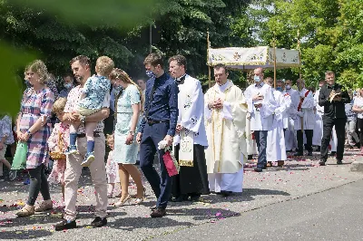 W uroczystość Najświętszego Ciała i Krwi Chrystusa Mszy Świętej w naszej Katedrze przewodniczył ks. proboszcz Krzysztof Gołąbek. Homilię wygłosił ks. Julian Wybraniec - wikariusz katedralny. Po zakończeniu liturgii wyruszyła procesja eucharystyczna do czterech ołtarzy rozmieszczonych wokół Katedry. W roku setnej rocznicy urodzin św. Jana Pawła II każdy z ołtarzy zawierał wizerunek Ojca Świętego i hasła inspirowane encykliką papieża pt. „Ecclesia de Eucharistia”: „Eucharystia sercem świata”, „Żyjemy dzięki Eucharystii”, „Eucharystia tworzy wspólnotę” i „Eucharystia bramą do nieba”. 