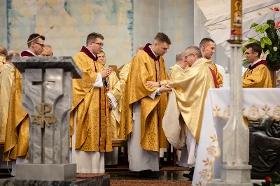 „Na swoje życie i swoje kapłaństwo trzeba popatrzeć w świetle Bożej miłości. Inaczej go nie pojmiemy ani my, ani ci, którzy będą na nas patrzeć” – mówił bp Jan Wątroba podczas Mszy św. z udzieleniem święceń prezbiteratu. 4 czerwca 2022 r. w kościele katedralnym jedenastu diakonów diecezji rzeszowskiej przyjęło sakrament kapłaństwa.
Do grona neoprezbiterów diecezji rzeszowskiej należą: ks. Sebastian Bełz z parafii w Nienadówce, ks. Krzysztof Lampart z parafii w Rudnej Wielkiej, ks. Mateusz Łachmanek z parafii w Lipinkach, ks. Karol Migut z parafii w Jasionce, ks. Marcin Murawski z parafii katedralnej w Rzeszowie, ks. Adrian Pazdan z parafii w Zagorzycach, ks. Tomasz Sienicki z parafii w Bieździedzy, ks. Dominik Świeboda z parafii w Palikówce, ks. Piotr Wąsacz z parafii bł. Władysława Findysza w Rzeszowie, ks. Mateusz Wojtuń z parafii w Święcanach oraz ks. Wiktor Zoła z parafii w Cieklinie.
Mszy św. przewodniczył i święceń udzielił bp Jan Wątroba. Eucharystię koncelebrowało około osiemdziesięciu księży, m.in: przełożeni Wyższego Seminarium Duchownego w Rzeszowie oraz proboszczowie i wikariusze z parafii rodzinnych neoprezbiterów. W Mszy św. uczestniczył abp Edward Nowak, bp Kazimierz Górny i bp Edward Białogłowski.
Zebranych w kościele katedralnym powitał ks. Krzysztof Gołąbek, proboszcz parafii.
W homilii bp Jan Wątroba nawiązał do słów z Ewangelii według św. Jana w których Chrystus tłumaczy co to znaczy być dobrym pasterzem. „Być kapłanem w Kościele Chrystusowym to znaczy mieć udział w Jego pasterskiej misji i stale upodabniać się do Dobrego Pasterza, który zna owce, karmi je, broni i jest gotów oddać życie dla ich dobra” – mówił hierarcha.
Po homilii odbył się obrzędy święceń: przyrzeczenie czci i posłuszeństwa Biskupowi Ordynariuszowi, Litania do Wszystkich Świętych podczas której kandydaci leżeli krzyżem, nałożenie rąk, modlitwa święceń oraz namaszczenie rąk krzyżmem i wręczenie chleba i wina. Podczas Liturgii Eucharystycznej nowo wyświęceni po raz pierwszy wyciągnęli dłonie nad chlebem i winem wypowiadając słowa konsekracji.
Na zakończenie Mszy św. ks. Tomasz Sienicki, podziękował w imieniu nowo wyświęconych wszystkim, którzy przyczynili się do przygotowania ich do kapłaństwa. Słowa wdzięczności, m.in. przełożonym Wyższego Seminarium Duchownego w Rzeszowie i rodzicom neoprezbiterów, wypowiedział bp Jan Wątroba. 
W drodze do zakrystii neoprezbiterzy zatrzymali się przy figurze Matki Bożej Fatimskiej zawierzając swoje kapłaństwo Matce Bożej.
W niedzielę, 5 czerwca, w Uroczystość Zesłania Ducha Świętego, neoprezbiterzy będą sprawować w swoich rodzinnych parafiach uroczyste Msze św. prymicyjne, a w najbliższych tygodniach otrzymają skierowania do parafii.

Fot. ks. Jakub Nagi oraz biala-wrona.pl
