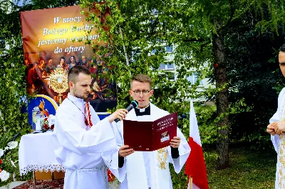 W czwartek w Uroczystość Najświętszego Ciała i Krwi Pańskiej (Boże Ciało) Msza Święta parafialna o godz. 12.00 była sprawowana na osiedlu Drabinianka na placu zieleni między ul. Graniczną i Zieloną. Dziękujemy parafianom za zaangażowanie i pomoc w przygotowaniu ołtarzy: - Ołtarz Mszy Świętej - Spółdzielnia Mieszkaniowa Metalowiec i mieszkańcy ul. Zielonej. - I ołtarz przy kapliczce Matki Bożej Fatimskiej – mieszkańcy bloku ul. Cicha 9. - II ołtarz przy Akademikach – mieszkańcy bloków ul. Cicha 3 i 7. - III ołtarz przed „Energetykiem” mieszkańcy bloku Kwiatkowskiego 5. - IV ołtarz obok bloków ul. Graniczna 4a i 4b – mieszkańcy tychże bloków.  fot. Andrzej Kotowicz