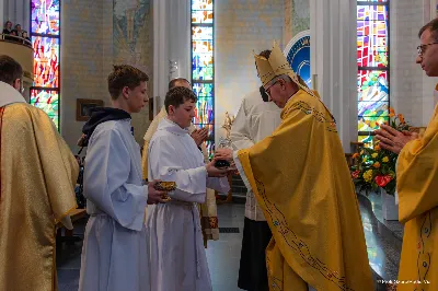 W Wielki Czwartek o godz. 10.00 w naszej Katedrze bp Jan Wątroba przewodniczył Mszy Krzyżma. Jest ona wyrazem jedności i wspólnoty duchowieństwa diecezji. Podczas tej Mszy Świętej biskup poświęcił olej chorych, katechumenów oraz olej krzyżma. Księża koncelebrujący z biskupem Eucharystię odnowili przyrzeczenia kapłańskie. W koncelebrze wzięli udział bp Kazimierz Górny, bp Edward Białogłowski oraz ponad 200 kapłanów z całej diecezji. W Eucharystii wzięli również udział licznie zebrani ministranci, lektorzy, animatorzy, ceremoniarze, członkowie scholi parafialnych i dziewczęcej służby maryjnej. Podczas Mszy Świętej zaśpiewał chór męski pod dyrekcją ks. Andrzeja Widaka. Przy organach zasiadł ks. Julian Wybraniec. fot. Piotr Szorc