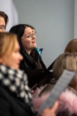 „Nasza wdzięczność jest szczególna wobec osób konsekrowanych za ich czytelne świadectwo wiary i za to, że żyjąc wiarą na co dzień ukazują chrystusowy styl życia” – mówił biskup Jan Wątroba podczas Mszy św. w katedrze rzeszowskiej w święto Ofiarowania Pańskiego. W Eucharystii, z okazji swojego święta patronalnego, uczestniczyły osoby konsekrowane posługujące w diecezji rzeszowskiej.
Mszy św. w katedrze rzeszowskiej przewodniczył bp Jan Wątroba, który modlił się w intencji osób konsekrowanych, przeżywających w święto Ofiarowania Pańskiego (02.02.) swoje święto patronalne. Eucharystię koncelebrował ks. Stanisław Kamiński, wikariusz biskupi ds. zakonnych, a także 9 kapłanów.
Na początku Mszy św. ks. Stanisław Kamiński powitał zebranych i wprowadził w przeżywaną liturgię. Następnie odbył się obrzęd błogosławieństwa świec i procesja z dolnego kościoła do głównej części katedry rzeszowskiej
Homilię wygłosił bp Jan Wątroba, który w pierwszej części, odnosząc się do przeżywanego święta, nawiązał do postawy Matki Najświętszej i św. Józefa. „Maryja uczy nas, że wierność Bogu oznacza wypełnianie prawa Bożego. Ona wypełniła wszystko bez wyjątku. Choć sama nie potrzebowała oczyszczenia, pozostała jednak posłuszna prawu. Skromna, prosta, uboga kobieta, poddana Bogu. W postawie Maryi i Józefa można dostrzec piękną lekcję dla rodziców i wychowawców. Rodzice powinni przedstawiać, czyli zawierzać swoje dzieci Panu Bogu. To jest gest wdzięczności wobec Stwórcy, a także znak wielkiej pokory wobec niełatwej misji rodzicielskiej i wychowawczej. Pełny rozwój człowieka dokonuje się dzięki Bożej łasce, a rodzice powinni się czuć narzędziem Bożej łaski, dlatego powinni często błogosławić swoje dzieci, modlić się za nie i z nimi oraz wciąż na nowo zawierzać je Panu Bogu” – mówił bp Wątroba.
Biskup Rzeszowski odnosząc się do obchodzonego Dnia życia konsekrowanego powiedział: „Trzy elementy wspólnoty: słowo, wierność i otwarcie na Ducha Świętego stanowią istotę życia każdej osoby konsekrowanej. Rozważać słowo Boże, trwać wiernie na modlitwie i być otwartym na to, co Duch Święty chce nam powiedzieć, to wypełnić powołanie do życia konsekrowanego, a jednocześnie wyznać wiarę w Kościół Chrystusowy. Nasza wdzięczność jest szczególna wobec osób konsekrowanych za ich czytelne świadectwo wiary i za to, że żyjąc wiarą na co dzień ukazują chrystusowy styl życia. Towarzyszą nam przez swoją pełną zatroskania miłosierną obecność, ale także przez milczącą obecność przepełnioną modlitwą w intencjach Kościoła, świata, a także poszczególnych osób i wspólnot”.
Po homilii osoby konsekrowane zgromadzone w katedrze odnowiły swoje przyrzeczenia.
Na zakończenie liturgii s. Agata Jakieła CSFN, referentka diecezjalna ds. życia konsekrowanego, podziękowała bp. Janowi Wątrobie za przewodniczenie liturgii i modlitwę w intencji osób życia konsekrowanego.
W Eucharystii w rzeszowskiej katedrze uczestniczyło prawie 100 osób życia konsekrowanego, a pośród nich ojcowie i bracia zakonni, siostry zakonne, wdowy i dziewice konsekrowane oraz członkowie instytutów świeckich. Śpiewy podczas liturgii wykonała Katedralna Schola Liturgiczna pod dyrekcją ks. Juliana Wybrańca, a przy organach zasiadł katedralny organista – Wiesław Siewierski. 

fot. Jola Warchoł