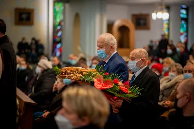 6 stycznia 2022 r., w Uroczystość Objawienia Pańskiego, o godz. 12.00 w katedrze rzeszowskiej została odprawiona Msza św. w intencji bp. Kazimierza Górnego i bp. Edwarda Białogłowskiego, którzy przeżywali kolejno 37. i 34. rocznicę konsekracji biskupich. Mszy św. przewodniczył bp Jan Wątroba. Eucharystię koncelebrował abp Edward Nowak, bp Kazimierz Górny, bp Edward Białogłowski i 30 księży. Podczas Mszy św. śpiewał Katedralny Chór Chłopięco-Męski Pueri Cantores Resovienses. Biskup Kazimierz Górny urodził się 24 grudnia 1937 r. w Lubniu. W 1960 r. przyjął święcenia kapłańskie. 6 stycznia 1985 r. w Bazylice św. Piotra w Rzymie przyjął święcenia biskupie z rąk Jana Pawła II. Jako zawołanie przyjął słowa „Omnia Tibi”. Do 1992 r. pełnił funkcję wikariusza generalnego archidiecezji krakowskiej. Od 1992 do 2013 r. był ordynariuszem diecezji rzeszowskiej. Biskup Edward Białogłowski urodził się 8 stycznia 1947 r. w Rzeplinie. W 1972 r. przyjął święcenia kapłańskie. 6 stycznia 1988 r. w katedrze przemyskiej przyjął święcenia biskupie z rąk bp. Ignacego Tokarczuka. Jako zawołanie przyjął słowa „In virtuti Spiritus Sancti”. Od 1992 r. pełni zadania biskupa pomocniczego diecezji rzeszowskiej. fot. Paulina Lęcznar