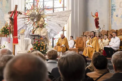 W Niedzielę Wielkanocną Mszy Świętej z procesją rezurekcyjną przewodniczył bp Edward Białogłowski.
fot. Joanna Prasoł