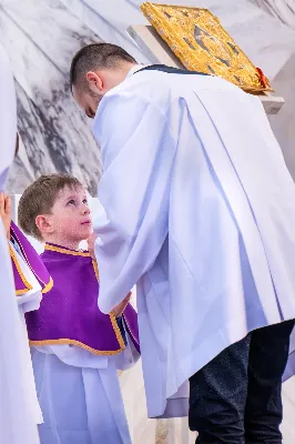 W III niedzielę Wielkiego Postu, 3 marca, podczas Mszy Świętej o godz. 12.00 ks. Krzysztof Gołąbek - proboszcz naszej Katedry, przyjął do grona Liturgicznej Służby Ołtarza dwunastu chłopców. Po odpowiednim przygotowaniu, pod czujnym okiem ks. Pawła Wójcika – opiekuna ministrantów oraz ceremoniarza Rafała Waszczaka i animatorów-praktykantów, otrzymali stopień ministranta choralisty, po raz pierwszy mogli ubrać kołnierzyki, a także otrzymali legitymacje ministranckie. To wielka radość dla naszej parafii. Gratulujemy chłopcom odwagi oraz życzymy wytrwałości w tym pięknym powołaniu, jakim jest służba przy Ołtarzu Pana Jezusa. Podczas Mszy Świętej zaśpiewała Dziewczęca Schola Katedralna.
Zapraszamy wszystkich chętnych chłopców do wstąpienia w szeregi katedralnej Liturgicznej Służby Ołtarza. Zainteresowanych prosimy o kontakt z ks. Pawłem Wójcikiem.
Rafał Waszczak
fot. Joanna Prasoł