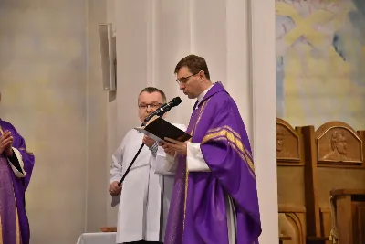 Mszy św. w Środę Popielcową na rozpoczęcie Wielkiego Postu w katedrze rzeszowskiej przewodniczył bp Jan Wątroba. Eucharystię koncelebrowali: ks. Łukasz Cyrnek, ks. Krzysztof Golas, ks. Krzysztof Gołąbek, ks. Sławomir Jeziorski, ks. Dominik Kiełb, ks. Jakub Nagi i ks. Nikodem Rybczyk.
Homilię wygłosił ks. Julian Wybraniec, wikariusz parafii katedralnej. Kaznodzieja w rozważaniu mówił o symbolice popiołu, którym w Środę Popielcową posypuje się głowy uczestników liturgii.
Po homilii odbył się obrzęd wybrania i wpisania imion do księgi katechumenów dwóch kobiet, które, jako dorosłe, przygotowują się do przyjęcia sakramentów inicjacji chrześcijańskiej.
Następnie odbył się obrzęd posypania popiołem.
Podczas Mszy św. posługę muzyczną pełniła Katedralna Schola Liturgiczna. Eucharystia była transmitowana przez Katolickie Radio VIA.
fot. ks. Jakub Oczkowicz