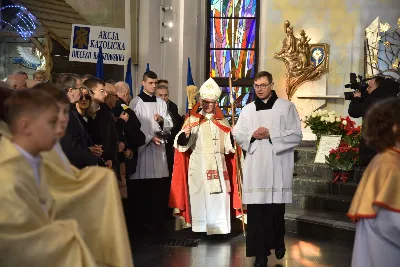 „Jesteśmy pielgrzymami do wiecznej ojczyzny. Pielgrzymka jest symbolem i ilustracją ludzkiego życia na ziemi i kondycji człowieka. Pielgrzym zaś to jedno z najpiękniejszych imion, jakie historia nadała człowiekowi” – mówił bp Jan Wątroba w katedrze rzeszowskiej podczas diecezjalnej inauguracji Roku Jubileuszowego 2025.
Uroczystości rozpoczęły się w kościele akademickim pw. św. Jadwigi Królowej w Rzeszowie. Tam odczytano fragment bulli „Spes non confundit”, a następnie procesja z Krzyżem jubileuszowym, ulicami miasta, dotarła do kościoła katedralnego.
Po dotarciu do katedry, przed głównym wejściem, wiernym obecnym na placu ukazano krzyż i odśpiewano hymn Roku Jubileuszowego 2025.
Kolejnym ważnym momentem liturgii było błogosławieństwo wody w chrzcielnicy, którą pokropiono wiernych uczestniczących we Mszy św.
Eucharystii przewodniczył bp Jan Wątroba, zaś w koncelebrze uczestniczyli bp Edward Białogłowski, bp Kazimierz Górny oraz ok. 50 kapłanów.
Homilię wygłosił bp Jan Wątroba. Po zakończeniu Mszy św. przedstawiciele 25 wspólnot parafialnych z rąk bp. Jana Wątroby odebrali świece jubileuszowe, a także dekrety ustanawiające kościoły jubileuszowe w diecezji rzeszowskiej. Podczas Mszy Swiętej śpiewał Katedralny Chór Chłopięco-Męski „Pueri Cantores Resovienses”.
Fot. ks. Jakub Oczkowicz

