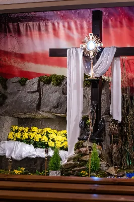 O świcie w Niedzielę Zmartwychwstania została odprawiona uroczysta Mszy św. w rzeszowskiej katedrze. Eucharystię poprzedziła procesja rezurekcyjna z Najświętszym Sakramentem. W oprawie muzycznej celebracji wziął udział katedralny chór chłopięco-męski Pueri Cantores Resovienses oraz katedralna orkiestra dęta.
Dnia 31 marca 2024 r. o godz. 6 w rzeszowskiej katedrze na rozpoczęcie procesji rezurekcyjnej rozbrzmiało zawołanie: „Chrystus zmartwychwstał, prawdziwie zmartwychwstał”. Wyrazem radości paschalnej była procesja z Najświętszym Sakramentem dokoła katedry z udziałem licznie zgromadzonych wiernych, straży grobowej i orkiestry dętej.
Po zakończonej procesji, została odprawiona uroczysta Eucharystia pod przewodnictwem ks. Krzysztofa Gołąbka, prepozyta rzeszowskiej kapituły katedralnej i proboszcza miejscowej wspólnoty parafialnej. Homilię wygłosił ks. Michał Rurak, penitencjarz kapituły, który zachęcał do zgłębiania tajemnicy zmartwychwstania.

„Zmartwychwstania jest czymś jedynym i wyjątkowym w swoim rodzaju. Łatwo napisać i powiedzieć czym zmartwychwstanie nie jest. Ale napisać i powiedzieć czym zmartwychwstanie jest, to zadanie na całe życie, i to nie tylko dla teologa czy księdza. To zadanie dla każdego z nas. Najważniejsze zadanie w życiu, bo ono zdecyduje co z nami będzie” – mówił kaznodzieja.
Ks. Rurak ukazał konsekwencje zmartwychwstania Chrystusa dla każdego wierzącego w kontekście całej historii Boga i człowieka. Mówił: „Zmartwychwstanie nie dotyczy tylko przyszłości, czasu po śmierci. Ono ma także znaczenie dla naszej doczesności. Bo skoro życie ma prowadzić do Zmartwychwstania, to znaczy, że ma wartość samo w sobie, że trzeba je szanować i jak najlepiej przeżyć.”
Na zakończenie Eucharystii transmitowanej przez katolickie Radio „VIA”, katedralny chór chłopięco-męski Pueri Cantores Resovienses pod dyrekcją Aleksandry Fiołek-Matuszewskiej wykonał uroczyste „Alleluja” z oratorium G.F. Haendla. Po zakończonej Mszy św. rezurekcyjnej katedralna orkiestra dęta pod batutą Tadeusza Cielaka odegrała radosne utwory wielkanocne. fot. Joanna Prasoł