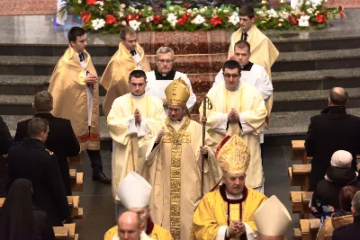 W niedzielę Chrztu Pańskiego, uroczystą Mszą Świętą, przy wypełnionej po brzegi Katedrze, zakończyliśmy okres Bożego Narodzenia. Podczas Mszy Świętej śpiewał nasz Katedralny Chór Chłopięco-Męski Pueri Cantores Resovienses pod dyrekcją Marcina Florczaka. Po zakończonej liturgii odbył się koncert kolęd w wykonaniu naszego Chóru. W programie znalazły się kolędy, pastorałki i pieśni bożonarodzeniowe polskie i zagraniczne, m.in. "Lulajże, Jezuniu" w aranżacji Dominika Lasoty, "Za Gwiazdą" w opracowaniu Jana Maklakiewicza, "Mary, did You know?" Marka Lowry’ego i Buddy’ego Greene’a, "Gaudete" Briana Keya, "Angels we have heard on high" Stevena Strite’a. Koncert spotkał się z ogromnym entuzjazmem publiczności, która nagrodziła wykonawców brawami na stojąco. W zamian chórzyści odwdzięczyli się bisami.  fot. Dariusz Kamiński