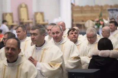 W Wielki Czwartek o godz. 10.00 w naszej Katedrze bp Jan Wątroba przewodniczył Mszy Krzyżma. Jest ona wyrazem jedności i wspólnoty duchowieństwa diecezji. Podczas tej Mszy Świętej biskup poświęcił olej chorych, katechumenów oraz olej krzyżma. Księża koncelebrujący z biskupem Eucharystię odnowili przyrzeczenia kapłańskie.
W koncelebrze wzięli udział bp Kazimierz Górny, bp Edward Białogłowski oraz 204 kapłanów z całej diecezji. W Eucharystii wzięli również udział licznie zebrani ministranci, lektorzy, animatorzy, ceremoniarze, członkowie scholi parafialnych i dziewczęcej służby maryjnej.
Podczas Mszy Świętej zaśpiewał chór Wyższego Seminarium Duchownego pod dyrekcją ks. dra Andrzeja Widaka. Przy organach zasiadł ks. Julian Wybraniec.
Fot. Małgorzata Ryndak