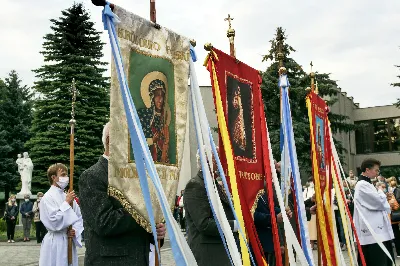 W poniedziałek 13 lipca przeżywaliśmy uroczyste Nabożeństwo Fatimskie. Naszym modlitwom przewodniczył o. Sebastian Chmiel, misjonarz kombonianin. O godz. 18.40 zostały przedstawione prośby i podziękowania do Matki Bożej Fatimskiej, w intencji których sprawowana była także Msza Święta. Po Mszy Świętej wyruszyła procesja z figurą Matki Bożej. Nabożeństwo zakończył Apel Jasnogórski. fot. Joanna Prasoł