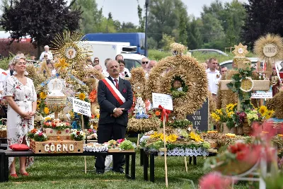 „Wierność ideałom jest gwarantem tego, że nie pogubimy się życiowo, nie skompromitujemy się i w naszym polskim domu będziemy gospodarzami, a nie najemnikami” – mówił podczas Dożynek Diecezjalnych bp Edward Białogłowski. 28 sierpnia 2022 r. do Parku Papieskiego w Rzeszowie przyjechało ponad 60 delegacji z wieńcami.

Do Parku Papieskiego w Rzeszowie przyjechało ponad 60 delegacji z parafii diecezji rzeszowskiej z wieńcami żniwnymi. Tegoroczną obsługę dożynek, w tym przygotowanie liturgii, zapewnili wierni i duszpasterze z Diecezjalnego Sanktuarium św. Józefa w Rzeszowie i dekanatu Rzeszów Północ. Przed Mszą św. odbył się program słowno-muzyczny w wykonaniu Diakonii Muzycznej z parafii św. Józefa w Rzeszowie.

Przed rozpoczęciem Mszy św. ks. Jerzy Uchman, diecezjalny duszpasterz rolników, przywitał przybyłych do Rzeszowa rolników, ogrodników, sadowników i pszczelarzy, wśród nich starostów dożynek: Aleksandrę i Bartłomieja Kędziorów z parafii pw. św. Józefa w Rzeszowie, a także obecnych na Mszy św. parlamentarzystów, władze państwowe i samorządowe, służby mundurowe oraz poczty sztandarowe.

Eucharystii przewodniczył bp Kazimierz Górny. W koncelebrze uczestniczył bp Edward Białogłowski, ks. infułat Wiesław Szurek oraz blisko dwudziestu księży.

Homilię wygłosił bp Edward Białogłowski.

„Dziękujemy Bogu za rolników, którzy mimo różnych trudności i przeciwności, które dotykają polską wieś, trwają przy rodzinnych gospodarstwach. Pochylają się nad rolą, która wydaje chleb i różne rośliny, warzywa, owoce i kwiaty. Dziękujemy wam, gospodynie i gospodarze, starsi i młodzi, za troskę i bezpieczeństwo żywnościowe naszego kraju oraz za zapasy żywnościowe, które są sprzedawane do innych krajów, a także wspomagają naszych sąsiadów borykających się, czy uciekających ze swojego kraju przed wojną do naszej ojczyzny, aby znaleźć tutaj bezpieczny kąt” – mówił bp Edward Białogłowski.

Biskup Białogłowski kierując do zebranych słowa zachęty pytał:

„Czy wasze domu rozbrzmiewają codzienną modlitwą dziękczynną i błagalną? Czy niedziela dla waszych domowników jest dniem świętym, z udziałem we Mszy św., z rodzinnym posiłkiem, z rozmową o waszej rodzinie, o jej troskach i radościach, o gospodarstwie, jego przyszłości i o przyszłości naszej ojczyzny? Zapalajcie ducha młodego pokolenia do życia ideałami: Bóg, honor, ojczyzna (…) Wierność ideałom jest gwarantem tego, że nie pogubimy się życiowo, nie skompromitujemy się i w naszym polskim domu będziemy gospodarzami, a nie najemnikami” – mówił bp Białogłowski.

Po błogosławieństwie poszczególne delegacje zaprezentowały swoje wieńce.

ks. Jakub Nagi
fot. ks. Tomasz Nowak