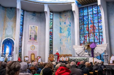 Liturgia Męki Pańskiej rozpoczęła się od procesji wejścia w zupełnej ciszy i gestu prostracji – pokornego padnięcia twarzą do ziemi głównego celebransa – Biskupa Rzeszowskiego Jana Wątroby. Drugim etapem nabożeństwa była Liturgia Słowa. Jej centrum stanowiła Męka Pańska w relacji wg św. Jana – odśpiewana przez ks. Juliana Wybrańca, kl. Dawida Piroga oraz kl. Karola Baraniewicza, z partiami tłumu wykonanymi przez Katedralny Chór Chłopięco-Męski Pueri Cantores Resovienses (tenory i basy), pod dyrekcją ks. dra Andrzeja Widaka we współpracy z Angelą Pacutą i Edytą Kotulą, dyrygentkami chóru.

W homilii bp Jan Wątroba zapraszał do odczytania na nowo sensu krzyża Jezusa i Jego Orędzia.

Trzecią częścią liturgii była adoracja krzyża. W pierwszej kolejności krzyż adorowali poprzez ucałowanie: Ksiądz Biskup, księża z Wyższego Seminarium Duchownego w Rzeszowie, księża katedralni oraz siostry zakonne. Następnie hołd krzyżowi oddali wszyscy wierni, wpatrując się w krzyż trzymany przez ks. Krzysztofa Gołąbka, proboszcza katedry.

Ostatnią częścią liturgii był obrzęd Komunii św. zakończony przeniesieniem Pana Jezusa w monstrancji do tzw. Bożego grobu. W tym roku dekoracja grobu nawiązuje do przeżywanego roku duszpasterskiego pt. „Wierzę w Kościół Chrystusowy”. Projekt autorstwa ks. Pawła Wójcika, wikariusza katedralnego, zachęca do pogłębienia relacji z Jezusem i jak wzywa napis umieszczony na grobie do „zakorzenienia w Kościele Chrystusa”.
fot. Joanna Prasoł 