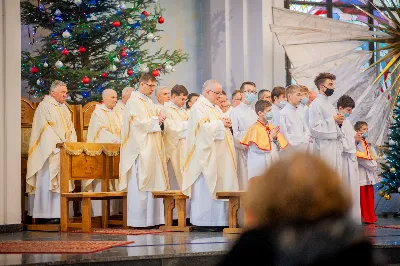 6 stycznia 2022 r., w Uroczystość Objawienia Pańskiego, o godz. 12.00 w katedrze rzeszowskiej została odprawiona Msza św. w intencji bp. Kazimierza Górnego i bp. Edwarda Białogłowskiego, którzy przeżywali kolejno 37. i 34. rocznicę konsekracji biskupich. Mszy św. przewodniczył bp Jan Wątroba. Eucharystię koncelebrował abp Edward Nowak, bp Kazimierz Górny, bp Edward Białogłowski i 30 księży. Podczas Mszy św. śpiewał Katedralny Chór Chłopięco-Męski Pueri Cantores Resovienses. Biskup Kazimierz Górny urodził się 24 grudnia 1937 r. w Lubniu. W 1960 r. przyjął święcenia kapłańskie. 6 stycznia 1985 r. w Bazylice św. Piotra w Rzymie przyjął święcenia biskupie z rąk Jana Pawła II. Jako zawołanie przyjął słowa „Omnia Tibi”. Do 1992 r. pełnił funkcję wikariusza generalnego archidiecezji krakowskiej. Od 1992 do 2013 r. był ordynariuszem diecezji rzeszowskiej. Biskup Edward Białogłowski urodził się 8 stycznia 1947 r. w Rzeplinie. W 1972 r. przyjął święcenia kapłańskie. 6 stycznia 1988 r. w katedrze przemyskiej przyjął święcenia biskupie z rąk bp. Ignacego Tokarczuka. Jako zawołanie przyjął słowa „In virtuti Spiritus Sancti”. Od 1992 r. pełni zadania biskupa pomocniczego diecezji rzeszowskiej. fot. Paulina Lęcznar