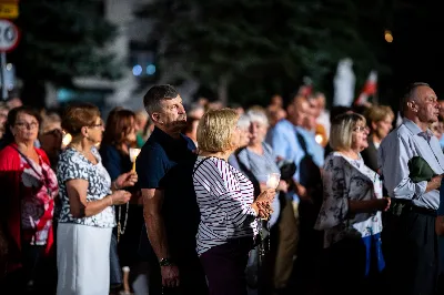 W środę 13 września przeżywaliśmy kolejne w tym roku Nabożeństwo Fatimskie. O godz. 18.40 zostały przedstawione prośby i podziękowania do Matki Bożej Fatimskiej, w intencji których sprawowana była także Msza Święta. Eucharystii przewodniczył i homilię wygłosił ks. Marek Kotwa – wikariusz parafii pw. Św. Michała Archanioła w Rzeszowie. Po Mszy Świętej wyruszyła procesja z figurą Matki Bożej, podczas której modlitwę różańcową prowadzili przedstawiciele parafii pw. Św. Jadwigi Królowej wraz ze swoimi duszpasterzami: ks. Tomaszem Gałuszką oraz ks. Łukaszem Mariuszycem, zaś figurę Matki Bożej nieśli przedstawiciele Bractwa św. Michała Archanioła, Rycerzy Kolumba oraz Związku Strzeleckiego "Strzelec". Modlitwę ubogaciła obecność Orkiestry Dętej pod dyrekcją Tadeusza Cielaka. Nabożeństwo zakończył Apel Jasnogórski. fot. Jola Warchoł