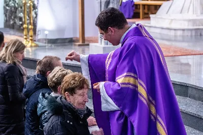 W Środę Popielcową (14 lutego) biskup Jan Wątroba odprawił w katedrze rzeszowskiej Mszę Świętą na rozpoczęcie Wielkiego Postu. Homilię wygłosił ks. dr Paweł Koleśnikowicz, który prowadzi rekolekcje wielkopostne w parafii katedralnej. Podczas Eucharystii odbył się obrzęd posypania głów popiołem. Śpiew podczas liturgii prowadziła Katedralna Schola Liturgiczna. Liturgia była transmitowana przez Radio VIA. fot. Joanna Prasoł