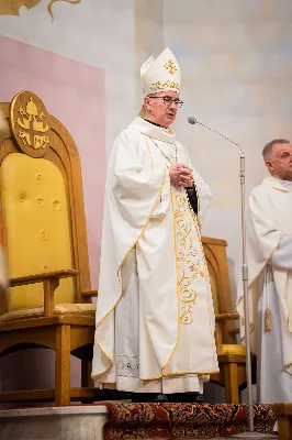 „Nasza wdzięczność jest szczególna wobec osób konsekrowanych za ich czytelne świadectwo wiary i za to, że żyjąc wiarą na co dzień ukazują chrystusowy styl życia” – mówił biskup Jan Wątroba podczas Mszy św. w katedrze rzeszowskiej w święto Ofiarowania Pańskiego. W Eucharystii, z okazji swojego święta patronalnego, uczestniczyły osoby konsekrowane posługujące w diecezji rzeszowskiej.
Mszy św. w katedrze rzeszowskiej przewodniczył bp Jan Wątroba, który modlił się w intencji osób konsekrowanych, przeżywających w święto Ofiarowania Pańskiego (02.02.) swoje święto patronalne. Eucharystię koncelebrował ks. Stanisław Kamiński, wikariusz biskupi ds. zakonnych, a także 9 kapłanów.
Na początku Mszy św. ks. Stanisław Kamiński powitał zebranych i wprowadził w przeżywaną liturgię. Następnie odbył się obrzęd błogosławieństwa świec i procesja z dolnego kościoła do głównej części katedry rzeszowskiej
Homilię wygłosił bp Jan Wątroba, który w pierwszej części, odnosząc się do przeżywanego święta, nawiązał do postawy Matki Najświętszej i św. Józefa. „Maryja uczy nas, że wierność Bogu oznacza wypełnianie prawa Bożego. Ona wypełniła wszystko bez wyjątku. Choć sama nie potrzebowała oczyszczenia, pozostała jednak posłuszna prawu. Skromna, prosta, uboga kobieta, poddana Bogu. W postawie Maryi i Józefa można dostrzec piękną lekcję dla rodziców i wychowawców. Rodzice powinni przedstawiać, czyli zawierzać swoje dzieci Panu Bogu. To jest gest wdzięczności wobec Stwórcy, a także znak wielkiej pokory wobec niełatwej misji rodzicielskiej i wychowawczej. Pełny rozwój człowieka dokonuje się dzięki Bożej łasce, a rodzice powinni się czuć narzędziem Bożej łaski, dlatego powinni często błogosławić swoje dzieci, modlić się za nie i z nimi oraz wciąż na nowo zawierzać je Panu Bogu” – mówił bp Wątroba.
Biskup Rzeszowski odnosząc się do obchodzonego Dnia życia konsekrowanego powiedział: „Trzy elementy wspólnoty: słowo, wierność i otwarcie na Ducha Świętego stanowią istotę życia każdej osoby konsekrowanej. Rozważać słowo Boże, trwać wiernie na modlitwie i być otwartym na to, co Duch Święty chce nam powiedzieć, to wypełnić powołanie do życia konsekrowanego, a jednocześnie wyznać wiarę w Kościół Chrystusowy. Nasza wdzięczność jest szczególna wobec osób konsekrowanych za ich czytelne świadectwo wiary i za to, że żyjąc wiarą na co dzień ukazują chrystusowy styl życia. Towarzyszą nam przez swoją pełną zatroskania miłosierną obecność, ale także przez milczącą obecność przepełnioną modlitwą w intencjach Kościoła, świata, a także poszczególnych osób i wspólnot”.
Po homilii osoby konsekrowane zgromadzone w katedrze odnowiły swoje przyrzeczenia.
Na zakończenie liturgii s. Agata Jakieła CSFN, referentka diecezjalna ds. życia konsekrowanego, podziękowała bp. Janowi Wątrobie za przewodniczenie liturgii i modlitwę w intencji osób życia konsekrowanego.
W Eucharystii w rzeszowskiej katedrze uczestniczyło prawie 100 osób życia konsekrowanego, a pośród nich ojcowie i bracia zakonni, siostry zakonne, wdowy i dziewice konsekrowane oraz członkowie instytutów świeckich. Śpiewy podczas liturgii wykonała Katedralna Schola Liturgiczna pod dyrekcją ks. Juliana Wybrańca, a przy organach zasiadł katedralny organista – Wiesław Siewierski. 

fot. Jola Warchoł