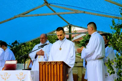 W czwartek w Uroczystość Najświętszego Ciała i Krwi Pańskiej (Boże Ciało) Msza Święta parafialna o godz. 12.00 była sprawowana na osiedlu Drabinianka na placu zieleni między ul. Graniczną i Zieloną. Dziękujemy parafianom za zaangażowanie i pomoc w przygotowaniu ołtarzy: - Ołtarz Mszy Świętej - Spółdzielnia Mieszkaniowa Metalowiec i mieszkańcy ul. Zielonej. - I ołtarz przy kapliczce Matki Bożej Fatimskiej – mieszkańcy bloku ul. Cicha 9. - II ołtarz przy Akademikach – mieszkańcy bloków ul. Cicha 3 i 7. - III ołtarz przed „Energetykiem” mieszkańcy bloku Kwiatkowskiego 5. - IV ołtarz obok bloków ul. Graniczna 4a i 4b – mieszkańcy tychże bloków.  fot. Andrzej Kotowicz