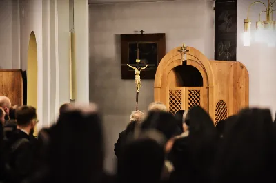 W Katedrze Rzeszowskiej odbyło się nabożeństwo Drogi Krzyżowej, której przewodniczył ks. Paweł Synoś, wikariusz biskupi ds. duchowieństwa. "Dziś sprowadź Mi dusze kapłańskie i zakonne, i zanurz je w niezgłębionym miłosierdziu Moim. One dały Mi moc przetrwania gorzkiej męki; przez nie, jak przez kanały, spływa na ludzkość miłosierdzie Moje." (Dzienniczek 1212) W modlitwie wraz z bp Janem Wątrobą uczestniczyły osoby życia konsekrowanego oraz prezbiterzy posługujący w Diecezji Rzeszowskiej. Nabożeństwo było ofiarowane w intencji wynagrodzenia za grzechy duchowieństwa i osób konsekrowanych, za dusze kapłanów i osób konsekrowanych cierpiące w czyśćcu oraz za tych, którzy odeszli od kapłaństwa i życia zakonnego. Fot. ks. Jakub Oczkowicz