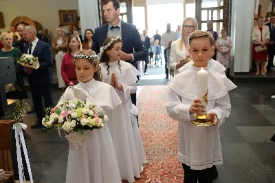 Maj to dla wielu najpiękniejszy miesiąc w roku. W liturgii Kościoła szczególnie wtedy czcimy Maryję oraz radujemy się ze Zmartwychwstania Pańskiego. W niedzielę 8 maja w naszej Katedrze dzieci z klas III doświadczyły równie wielkiej radości po raz pierwszy w pełni uczestnicząc we Mszy Świętej. To niezwykłe spotkanie z Chrystusem w Komunii Świętej zostało poprzedzone przygotowaniem poprzez katechezy w szkole i spotkania w parafii, a także spowiedzią. Poprzez niedzielne Eucharystie o godz. 12.00 i 13.30 celebrowane przez ks. Krzysztofa Gołąbka, proboszcza naszej Katedry, 88 dzieci rozpoczęło wielką przygodę z Jezusem ukrytym w Najświętszym Sakramencie. Towarzyszyli im rodzice, którzy wraz ze swoimi dziećmi przygotowywali się do tego wydarzenia, a także najbliższa rodzina. Posługę w liturgii Mszy Świętej pełniły dzieci pierwszokomunijne oraz ich rodzice.
Wielka radość serc dzieci komunijnych promieniowała na wszystkich uczestników Mszy Świętej i przypominała zebranym na liturgii, że spotkanie z Jezusem Eucharystycznym to przywilej i wielkie szczęście. Czas tej wielkiej radości został przedłużony przez „Biały Tydzień”, w którym dzieci uczestniczyły w wieczornej Eucharystii, przyjmując Jezusa do swoich serc. 

Wszystkim dzieciom, które w tym roku przeżywały swoją Pierwszą Komunię Świętą, życzymy, aby nie gasł w nich zapał do poznawania Jezusa i Jego nauki, a radość, jaka towarzyszyła tym dniom, była nieodłączną towarzyszką ich spotkań z Jezusem w Eucharystii. A s. Julicie i ks. Julianowi dziękujemy za serce włożone w przygotowanie dzieci do tego wielkiego wydarzenia.

fot. Paweł Styka