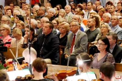 Blisko 1200 chórzystów i orkiestra symfoniczna Filharmonii Podkarpackiej to koncert galowy 9. Krajowego Kongresu Polskiej Federacji Pueri Cantores. 9 września o godz. 19.30 w Katedrze Rzeszowskiej podczas dwugodzinnego koncertu wystąpiły 33 chóry z Polski, Litwy, Łotwy, Ukrainy i Węgier oraz Orkiestra Symfoniczna Filharmonii Podkarpackiej. Muzykami dyrygowali: Wiesław Delimat i Marcin Florczak. Podczas koncertu uczestnicy wysłuchali utworów m.in. Haendla, Haydna oraz hymny kongresów Polskiej Federacji Pueri Cantores. Szczególnie oklaskiwane było premierowe wykonanie hymnu kongresu w Rzeszowie – utwór pt. „Da pacem, Domine” Dominika Lasoty – kompozytora z Rzeszowa. W koncercie uczestniczyli m.in.: bp Jan Wątroba, bp Kazimierz Górny i bp Edward Białogłowski. fot. ks. Tomasz Nowak