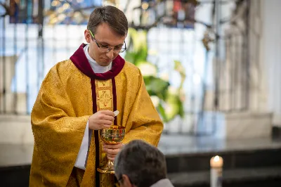 „Na swoje życie i swoje kapłaństwo trzeba popatrzeć w świetle Bożej miłości. Inaczej go nie pojmiemy ani my, ani ci, którzy będą na nas patrzeć” – mówił bp Jan Wątroba podczas Mszy św. z udzieleniem święceń prezbiteratu. 4 czerwca 2022 r. w kościele katedralnym jedenastu diakonów diecezji rzeszowskiej przyjęło sakrament kapłaństwa.
Do grona neoprezbiterów diecezji rzeszowskiej należą: ks. Sebastian Bełz z parafii w Nienadówce, ks. Krzysztof Lampart z parafii w Rudnej Wielkiej, ks. Mateusz Łachmanek z parafii w Lipinkach, ks. Karol Migut z parafii w Jasionce, ks. Marcin Murawski z parafii katedralnej w Rzeszowie, ks. Adrian Pazdan z parafii w Zagorzycach, ks. Tomasz Sienicki z parafii w Bieździedzy, ks. Dominik Świeboda z parafii w Palikówce, ks. Piotr Wąsacz z parafii bł. Władysława Findysza w Rzeszowie, ks. Mateusz Wojtuń z parafii w Święcanach oraz ks. Wiktor Zoła z parafii w Cieklinie.
Mszy św. przewodniczył i święceń udzielił bp Jan Wątroba. Eucharystię koncelebrowało około osiemdziesięciu księży, m.in: przełożeni Wyższego Seminarium Duchownego w Rzeszowie oraz proboszczowie i wikariusze z parafii rodzinnych neoprezbiterów. W Mszy św. uczestniczył abp Edward Nowak, bp Kazimierz Górny i bp Edward Białogłowski.
Zebranych w kościele katedralnym powitał ks. Krzysztof Gołąbek, proboszcz parafii.
W homilii bp Jan Wątroba nawiązał do słów z Ewangelii według św. Jana w których Chrystus tłumaczy co to znaczy być dobrym pasterzem. „Być kapłanem w Kościele Chrystusowym to znaczy mieć udział w Jego pasterskiej misji i stale upodabniać się do Dobrego Pasterza, który zna owce, karmi je, broni i jest gotów oddać życie dla ich dobra” – mówił hierarcha.
Po homilii odbył się obrzędy święceń: przyrzeczenie czci i posłuszeństwa Biskupowi Ordynariuszowi, Litania do Wszystkich Świętych podczas której kandydaci leżeli krzyżem, nałożenie rąk, modlitwa święceń oraz namaszczenie rąk krzyżmem i wręczenie chleba i wina. Podczas Liturgii Eucharystycznej nowo wyświęceni po raz pierwszy wyciągnęli dłonie nad chlebem i winem wypowiadając słowa konsekracji.
Na zakończenie Mszy św. ks. Tomasz Sienicki, podziękował w imieniu nowo wyświęconych wszystkim, którzy przyczynili się do przygotowania ich do kapłaństwa. Słowa wdzięczności, m.in. przełożonym Wyższego Seminarium Duchownego w Rzeszowie i rodzicom neoprezbiterów, wypowiedział bp Jan Wątroba. 
W drodze do zakrystii neoprezbiterzy zatrzymali się przy figurze Matki Bożej Fatimskiej zawierzając swoje kapłaństwo Matce Bożej.
W niedzielę, 5 czerwca, w Uroczystość Zesłania Ducha Świętego, neoprezbiterzy będą sprawować w swoich rodzinnych parafiach uroczyste Msze św. prymicyjne, a w najbliższych tygodniach otrzymają skierowania do parafii.

Fot. ks. Jakub Nagi oraz biala-wrona.pl
