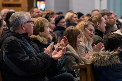 W niedzielę 22 stycznia 2023 r. podczas Mszy Świętej o godz. 12.00 posługę muzyczną podjął nasz Katedralny Chór Chłopięco-Męski „Pueri Cantores Resovienses” pod dyrekcją Edyty Kotuli oraz Angeliki Pacuty. Po Eucharystii miał miejsce koncert Chóru, w którego programie znalazł się bogaty repertuar kolęd, pastorałek i bożonarodzeniowych pieśni. 
Podczas koncertu wystąpili gościnnie: sopranistka – Katarzyna Bembenek wraz z akompaniatorem – Grzegorzem Mazurem oraz skrzypek Paweł Dubiel, któremu towarzyszył chórzysta i pianista – Maksymilian Rogóż.
fot. Joanna Prasoł
