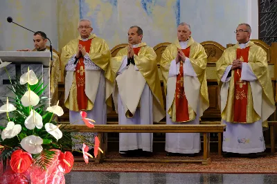 9 listopada 2018 r. w Rzeszowie odbyły się Ogólnopolskie Obchody Narodowego Święta Niepodległości w Służbie Więziennej. W uroczystościach wzięli udział funkcjonariusze z całego kraju. 150 z nich otrzymało awanse na wyższe stopnie służbowe.  Ogólnopolskie obchody Narodowego Święta Niepodległości w Służbie Więziennej rozpoczęły się od Mszy Świętej w Katedrze Rzeszowskiej, której przewodniczył ordynariusz bp Jan Wątroba.  Dalsza część uroczystości odbyła się w G2A Arena w Jasionce. Tam wręczono medale „Semper Paratus”, które przyznawane są pracownikom i funkcjonariuszom Służby Więziennej, którzy wyróżnili się odwagą lub dokonali czynu ratującego zdrowie i życie.  fot. kpt. Krzysztof Kania