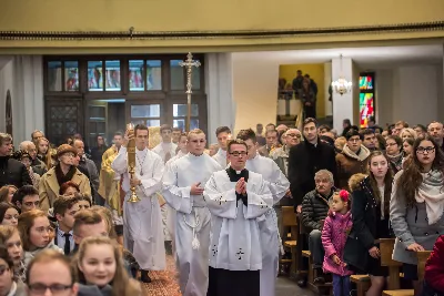 Uroczystość Chrystusa Króla to także święto Akcji Katolickiej i KSM-u. Centralnej uroczystości w Katedrze przewodniczył biskup diecezjalny Jan Wątroba. Eucharystię koncelebrowało 25 księży, wśród nich ks. Stanisław Potera – asystent diecezjalny AK i ks. Tomasz Ryczek – asystent diecezjalny KSM. Po wyznaniu wiary 88 młodych osób złożyło przyrzeczenie Katolickiego Stowarzyszenia Młodzieży. Obrzęd przyrzeczenia prowadził Paweł Grodzki – prezes KSM Diecezji Rzeszowskiej. Ceremonia zakończyła się odśpiewaniem hymnu KSM i zawołaniem: „Przez cnotę, naukę i pracę, służyć Bogu i Ojczyźnie, Gotów!”

Po Komunii św. bp Jan Wątroba, razem z ks. Stanisławem Poterą, wręczył nominacje 20 nowym prezesom oddziałów parafialnych Akcji Katolickiej. Krótkie przemówienia wypowiedzieli kolejno: Jeremi Kalkowski – prezes Zarządu Diecezjalnego Instytutu AK i Paweł Grodzki.

Po Komunii św. wszyscy zebrani uklękli przed Najświętszym Sakramentem. Biskup Ordynariusz odczytał Jubileuszowy Akt Przyjęcia Jezusa Chrystusa za Króla i Pana.

Po Mszy św. bp Jan Wątroba wręczył odznaki i legitymacje nowym członkom KSM.

fot. Fotografiarzeszow