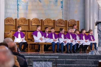 W III niedzielę Wielkiego Postu, 3 marca, podczas Mszy Świętej o godz. 12.00 ks. Krzysztof Gołąbek - proboszcz naszej Katedry, przyjął do grona Liturgicznej Służby Ołtarza dwunastu chłopców. Po odpowiednim przygotowaniu, pod czujnym okiem ks. Pawła Wójcika – opiekuna ministrantów oraz ceremoniarza Rafała Waszczaka i animatorów-praktykantów, otrzymali stopień ministranta choralisty, po raz pierwszy mogli ubrać kołnierzyki, a także otrzymali legitymacje ministranckie. To wielka radość dla naszej parafii. Gratulujemy chłopcom odwagi oraz życzymy wytrwałości w tym pięknym powołaniu, jakim jest służba przy Ołtarzu Pana Jezusa. Podczas Mszy Świętej zaśpiewała Dziewczęca Schola Katedralna.
Zapraszamy wszystkich chętnych chłopców do wstąpienia w szeregi katedralnej Liturgicznej Służby Ołtarza. Zainteresowanych prosimy o kontakt z ks. Pawłem Wójcikiem.
Rafał Waszczak
fot. Joanna Prasoł