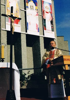 Figura Matki Bożej Fatimskiej została sprowadzona do kościoła Najświętszego Serca Pana Jezusa w Rzeszowie (od 1992 r. katedry) w 1982 r. z Fatimy. Koronacja figury odbyła się 13 czerwca 1993 r. Koronacji dokonał bp Kazimierz Górny wspólnie z bp. Julianem Groblickim i bp. Edwardem Białogłowskim. 