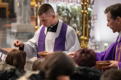 W środę popielcową (22.02.) biskup Jan Wątroba odprawił w katedrze rzeszowskiej Mszę Świętą na rozpoczęcie Wielkiego Postu. Homilię wygłosił ks. Sławomir Jeziorski, który prowadzi rekolekcje wielkopostne w parafii katedralnej. Podczas Eucharystii odbył się obrzęd posypania głów popiołem. Śpiew podczas liturgii prowadziła Katedralna Schola Liturgiczna. Liturgia była transmitowana przez Radio VIA.
fot. Joanna Prasoł