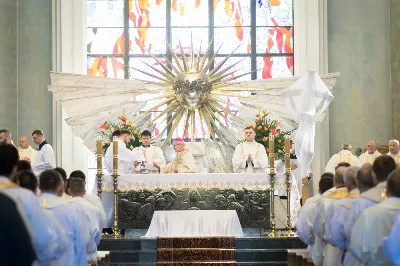 W Wielki Czwartek o godz. 10.00 w naszej Katedrze bp Jan Wątroba przewodniczył Mszy Krzyżma. Jest ona wyrazem jedności i wspólnoty duchowieństwa diecezji. Podczas tej Mszy Świętej biskup poświęcił olej chorych, katechumenów oraz olej krzyżma. Księża koncelebrujący z biskupem Eucharystię odnowili przyrzeczenia kapłańskie.
W koncelebrze wzięli udział bp Kazimierz Górny, bp Edward Białogłowski oraz 179 kapłanów z całej diecezji. W Eucharystii wzięli również udział licznie zebrani ministranci, lektorzy, animatorzy, ceremoniarze, członkowie scholi parafialnych i dziewczęcej służby maryjnej.
fot. Małgorzata Ryndak