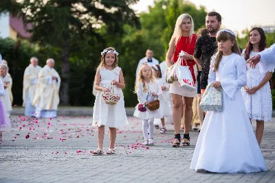 W piątek 28 czerwca obchodziliśmy Uroczystość Najświętszego Serca Pana Jezusa. Jest to nasze święto patronalne złączone z możliwością zyskania odpustu zupełnego. Uroczystej sumie odpustowej przewodniczył bp Edward Białogłowski. Kaznodzieją odpustowym był ks. dr Łukasz Hendzel. fot.: www.facebook.com/Fotografiarzeszow https://fotografiarzeszow.com.pl/