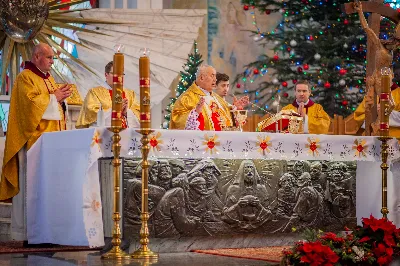 W Niedzielę Świętej Rodziny Mszy Świętej o godz. 12.00 przewodniczył bp Edward Białogłowski. Eucharystię uświetnił śpiewem kolęd Katedralny Chór Chłopięco-Męski Pueri Cantores Resovienses. fot. Paulina Lęcznar