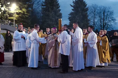 16 kwietnia 2022 r. bp Jan Wątroba przewodniczył liturgii Wigilii Paschalnej w naszej Katedrze. Podczas Mszy Świętej trzy osoby: Justyna, Anna i Nikola przyjęły sakrament chrztu, bierzmowania i Eucharystii.
fot. Joanna Prasoł