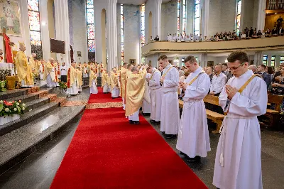 „Na swoje życie i swoje kapłaństwo trzeba popatrzeć w świetle Bożej miłości. Inaczej go nie pojmiemy ani my, ani ci, którzy będą na nas patrzeć” – mówił bp Jan Wątroba podczas Mszy św. z udzieleniem święceń prezbiteratu. 4 czerwca 2022 r. w kościele katedralnym jedenastu diakonów diecezji rzeszowskiej przyjęło sakrament kapłaństwa.
Do grona neoprezbiterów diecezji rzeszowskiej należą: ks. Sebastian Bełz z parafii w Nienadówce, ks. Krzysztof Lampart z parafii w Rudnej Wielkiej, ks. Mateusz Łachmanek z parafii w Lipinkach, ks. Karol Migut z parafii w Jasionce, ks. Marcin Murawski z parafii katedralnej w Rzeszowie, ks. Adrian Pazdan z parafii w Zagorzycach, ks. Tomasz Sienicki z parafii w Bieździedzy, ks. Dominik Świeboda z parafii w Palikówce, ks. Piotr Wąsacz z parafii bł. Władysława Findysza w Rzeszowie, ks. Mateusz Wojtuń z parafii w Święcanach oraz ks. Wiktor Zoła z parafii w Cieklinie.
Mszy św. przewodniczył i święceń udzielił bp Jan Wątroba. Eucharystię koncelebrowało około osiemdziesięciu księży, m.in: przełożeni Wyższego Seminarium Duchownego w Rzeszowie oraz proboszczowie i wikariusze z parafii rodzinnych neoprezbiterów. W Mszy św. uczestniczył abp Edward Nowak, bp Kazimierz Górny i bp Edward Białogłowski.
Zebranych w kościele katedralnym powitał ks. Krzysztof Gołąbek, proboszcz parafii.
W homilii bp Jan Wątroba nawiązał do słów z Ewangelii według św. Jana w których Chrystus tłumaczy co to znaczy być dobrym pasterzem. „Być kapłanem w Kościele Chrystusowym to znaczy mieć udział w Jego pasterskiej misji i stale upodabniać się do Dobrego Pasterza, który zna owce, karmi je, broni i jest gotów oddać życie dla ich dobra” – mówił hierarcha.
Po homilii odbył się obrzędy święceń: przyrzeczenie czci i posłuszeństwa Biskupowi Ordynariuszowi, Litania do Wszystkich Świętych podczas której kandydaci leżeli krzyżem, nałożenie rąk, modlitwa święceń oraz namaszczenie rąk krzyżmem i wręczenie chleba i wina. Podczas Liturgii Eucharystycznej nowo wyświęceni po raz pierwszy wyciągnęli dłonie nad chlebem i winem wypowiadając słowa konsekracji.
Na zakończenie Mszy św. ks. Tomasz Sienicki, podziękował w imieniu nowo wyświęconych wszystkim, którzy przyczynili się do przygotowania ich do kapłaństwa. Słowa wdzięczności, m.in. przełożonym Wyższego Seminarium Duchownego w Rzeszowie i rodzicom neoprezbiterów, wypowiedział bp Jan Wątroba. 
W drodze do zakrystii neoprezbiterzy zatrzymali się przy figurze Matki Bożej Fatimskiej zawierzając swoje kapłaństwo Matce Bożej.
W niedzielę, 5 czerwca, w Uroczystość Zesłania Ducha Świętego, neoprezbiterzy będą sprawować w swoich rodzinnych parafiach uroczyste Msze św. prymicyjne, a w najbliższych tygodniach otrzymają skierowania do parafii.

Fot. ks. Jakub Nagi oraz biala-wrona.pl
