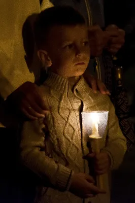 W piątek 13 września przeżywaliśmy uroczyste Nabożeństwo Fatimskie. Mszy Świętej przewodniczył ks. Jacek Pasela. Kazanie wygłosił ks. Michał Domasik. O godz. 18.40 zostały przedstawione prośby i podziękowania do Matki Bożej Fatimskiej, w intencji których sprawowana była także Msza Święta. Śpiewał chór z parafii pw. Św. Jadwigi Królowej pod dyrekcją Marcina Kaławaja. Po Mszy Świętej wyruszyła procesja z figurą Matki Bożej i relikwiami świętych Dzieci Fatimskich. Nabożeństwo zakończył Apel Jasnogórski. Dziękujemy parafii pw. Św. Jadwigi Królowej za przygotowanie liturgii oraz parafii pw. Michała Archanioła za prowadzenie modlitwy różańcowej. fot. Joanna Prasoł 