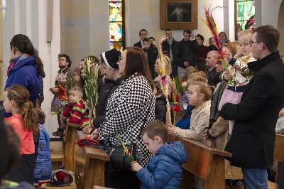 W czwartek w Uroczystość Najświętszego Ciała i Krwi Pańskiej (Boże Ciało) Msza Święta parafialna o godz. 12.00 była sprawowana na osiedlu Drabinianka na placu zieleni między ul. Graniczną i Zieloną. Dziękujemy parafianom za zaangażowanie i pomoc w przygotowaniu ołtarzy: - Ołtarz Mszy Świętej - Spółdzielnia Mieszkaniowa Metalowiec i mieszkańcy ul. Zielonej. - I ołtarz przy kapliczce Matki Bożej Fatimskiej – mieszkańcy bloku ul. Cicha 9. - II ołtarz przy Akademikach – mieszkańcy bloków ul. Cicha 3 i 7. - III ołtarz przed „Energetykiem” mieszkańcy bloku Kwiatkowskiego 5. - IV ołtarz obok bloków ul. Graniczna 4a i 4b – mieszkańcy tychże bloków.  fot. Andrzej Kotowicz