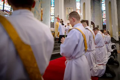 „Na swoje życie i swoje kapłaństwo trzeba popatrzeć w świetle Bożej miłości. Inaczej go nie pojmiemy ani my, ani ci, którzy będą na nas patrzeć” – mówił bp Jan Wątroba podczas Mszy św. z udzieleniem święceń prezbiteratu. 4 czerwca 2022 r. w kościele katedralnym jedenastu diakonów diecezji rzeszowskiej przyjęło sakrament kapłaństwa.
Do grona neoprezbiterów diecezji rzeszowskiej należą: ks. Sebastian Bełz z parafii w Nienadówce, ks. Krzysztof Lampart z parafii w Rudnej Wielkiej, ks. Mateusz Łachmanek z parafii w Lipinkach, ks. Karol Migut z parafii w Jasionce, ks. Marcin Murawski z parafii katedralnej w Rzeszowie, ks. Adrian Pazdan z parafii w Zagorzycach, ks. Tomasz Sienicki z parafii w Bieździedzy, ks. Dominik Świeboda z parafii w Palikówce, ks. Piotr Wąsacz z parafii bł. Władysława Findysza w Rzeszowie, ks. Mateusz Wojtuń z parafii w Święcanach oraz ks. Wiktor Zoła z parafii w Cieklinie.
Mszy św. przewodniczył i święceń udzielił bp Jan Wątroba. Eucharystię koncelebrowało około osiemdziesięciu księży, m.in: przełożeni Wyższego Seminarium Duchownego w Rzeszowie oraz proboszczowie i wikariusze z parafii rodzinnych neoprezbiterów. W Mszy św. uczestniczył abp Edward Nowak, bp Kazimierz Górny i bp Edward Białogłowski.
Zebranych w kościele katedralnym powitał ks. Krzysztof Gołąbek, proboszcz parafii.
W homilii bp Jan Wątroba nawiązał do słów z Ewangelii według św. Jana w których Chrystus tłumaczy co to znaczy być dobrym pasterzem. „Być kapłanem w Kościele Chrystusowym to znaczy mieć udział w Jego pasterskiej misji i stale upodabniać się do Dobrego Pasterza, który zna owce, karmi je, broni i jest gotów oddać życie dla ich dobra” – mówił hierarcha.
Po homilii odbył się obrzędy święceń: przyrzeczenie czci i posłuszeństwa Biskupowi Ordynariuszowi, Litania do Wszystkich Świętych podczas której kandydaci leżeli krzyżem, nałożenie rąk, modlitwa święceń oraz namaszczenie rąk krzyżmem i wręczenie chleba i wina. Podczas Liturgii Eucharystycznej nowo wyświęceni po raz pierwszy wyciągnęli dłonie nad chlebem i winem wypowiadając słowa konsekracji.
Na zakończenie Mszy św. ks. Tomasz Sienicki, podziękował w imieniu nowo wyświęconych wszystkim, którzy przyczynili się do przygotowania ich do kapłaństwa. Słowa wdzięczności, m.in. przełożonym Wyższego Seminarium Duchownego w Rzeszowie i rodzicom neoprezbiterów, wypowiedział bp Jan Wątroba. 
W drodze do zakrystii neoprezbiterzy zatrzymali się przy figurze Matki Bożej Fatimskiej zawierzając swoje kapłaństwo Matce Bożej.
W niedzielę, 5 czerwca, w Uroczystość Zesłania Ducha Świętego, neoprezbiterzy będą sprawować w swoich rodzinnych parafiach uroczyste Msze św. prymicyjne, a w najbliższych tygodniach otrzymają skierowania do parafii.

Fot. ks. Jakub Nagi oraz biala-wrona.pl
