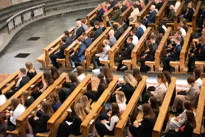 9 kwietnia w Katedrze 42 młodych osób z parafii katedralnej oraz 14 parafii Matki Bożej Częstochowskiej w Rzeszowie (Drabinianka) otrzymało sakrament bierzmowania, którego udzielił bp Jan Wątroba.
Przygotowania młodzieży trwały 2 lata, a odbywały się pod okiem ks. Krzysztofa, ks. Pawła, ks. Szczepana, s. Ewy oraz pani Agnieszki i obejmowały m.in. katechezy, spotkania formacyjne, a także przystąpienie do sakramentu pokuty. We wtorkowy wieczór kandydaci wraz ze swoimi świadkami, rodzicami, chrzestnymi czy też dziadkami zgromadzili się w Katedrze, by prosić o dary Ducha Świętego, umacniające w mężnym wyznawaniu wiary i postępowaniu według jej zasad.
Wszystkich zgromadzonych w świątyni przywitał ks. Krzysztof Gołąbek – proboszcz parafii katedralnej. Mszę Świętą koncelebrowali także ks. Tadeusz Pindara – proboszcz parafii Matki Bożej Częstochowskiej oraz kapłani posługujący w obydwu parafiach.
Następnie prośbę o udzielenie sakramentu bierzmowania zgromadzonym młodym oraz o modlitwę skierowali do Księdza Biskupa rodzice kandydatów.
W homilii bp Jan zachęcił młodych, aby w tym wyjątkowym dniu obrali Ducha Świętego za życiowego przewodnika towarzszącego im przy ważnych wyborach czy podchodzeniu do egzaminów – także tych życiowych. Wyjaśnił również znaczenie imienia Ducha Świętego – Paraklet – które tłumaczone z jęz. greckiego oznacza obrońcę, adwokata – nigdy prokuratora, nawet nie sędziego.
Będziecie moimi świadkami, gdy was umocni Duch Święty – mówi Pan Jezus. Niech nie będzie niedzieli i uroczystości bez udziału we Mszy Świętej – to jest moment dawania świadectwa. Właśnie przez zaangażowane, pełne uczestnictwo w najpiękniejszej modlitwie, jaką ma Kościół, czyli w Mszy Świętej, zdacie egzamin ze swojej dojrzałości chrześcijańskiej.
Na koniec celebrans odwołał się do obchodzonej poprzedniego dnia Uroczystości Zwiastowania Pańskiego i postawy Maryi wobec planu Bożego w Jej życiu oraz drogi, przez którą prowadził Ją Duch Święty. Podkreślił, że właśnie Maryja uczy, jak być uczennicą Ducha Świętego.
Po homilii miało miejsce odnowienie przyrzeczeń chrzcielnych. Następnie odbyła się najważniejsza część uroczystości – modlitwa Księdza Biskupa oraz namaszczenie krzyżmem każdego kandydata.
Sakrament bierzmowania jest koniecznym dopełnieniem sakramentu chrztu i wiąże się również z obraniem konkretnego patrona, którego życie i przymioty są wzorem dla młodego człowieka otrzymującego Ducha Świętego. Kandydat do bierzmowania ma więc okazję wybrać sobie świętego czy błogosławionego, którego droga do świętości najbardziej go zachwyciła. Może być to patron, którego imię nosi już od chrztu; może też wybrać sobie drugiego patrona. 
W związku z tym podczas namaszczenia krzyżmem biskup zwraca się do bierzmowanego nowo wybranym imieniem.
Po liturgii sakramentu bierzmowania miała miejsce modlitwa powszechna i liturgia eucharystyczna. Na koniec młodzi złożyli podziękowania Księdzu Biskupowi, Księżom Proboszczom oraz wszystkim, którzy poprzez swój wkład, posługę i zaangażowanie przyczynili się do przygotowania oraz przeżycia tej wyjątkowej uroczystości. Pamiątką było wspólne zdjęcie po zakończonej Mszy Świętej.
Posługę muzyczną w czasie uroczystości pełniła Katedralna Schola Liturgiczna pod dyrekcją ks. Juliana Wybrańca.

fot. Leszek Drzał
