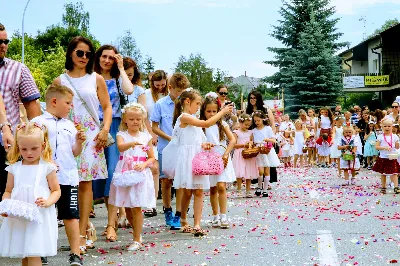 W czwartek w Uroczystość Najświętszego Ciała i Krwi Pańskiej (Boże Ciało) Msza Święta parafialna o godz. 12.00 była sprawowana na osiedlu Drabinianka na placu zieleni między ul. Graniczną i Zieloną. Dziękujemy parafianom za zaangażowanie i pomoc w przygotowaniu ołtarzy: - Ołtarz Mszy Świętej - Spółdzielnia Mieszkaniowa Metalowiec i mieszkańcy ul. Zielonej. - I ołtarz przy kapliczce Matki Bożej Fatimskiej – mieszkańcy bloku ul. Cicha 9. - II ołtarz przy Akademikach – mieszkańcy bloków ul. Cicha 3 i 7. - III ołtarz przed „Energetykiem” mieszkańcy bloku Kwiatkowskiego 5. - IV ołtarz obok bloków ul. Graniczna 4a i 4b – mieszkańcy tychże bloków.  fot. Andrzej Kotowicz