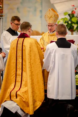 „Na swoje życie i swoje kapłaństwo trzeba popatrzeć w świetle Bożej miłości. Inaczej go nie pojmiemy ani my, ani ci, którzy będą na nas patrzeć” – mówił bp Jan Wątroba podczas Mszy św. z udzieleniem święceń prezbiteratu. 4 czerwca 2022 r. w kościele katedralnym jedenastu diakonów diecezji rzeszowskiej przyjęło sakrament kapłaństwa.
Do grona neoprezbiterów diecezji rzeszowskiej należą: ks. Sebastian Bełz z parafii w Nienadówce, ks. Krzysztof Lampart z parafii w Rudnej Wielkiej, ks. Mateusz Łachmanek z parafii w Lipinkach, ks. Karol Migut z parafii w Jasionce, ks. Marcin Murawski z parafii katedralnej w Rzeszowie, ks. Adrian Pazdan z parafii w Zagorzycach, ks. Tomasz Sienicki z parafii w Bieździedzy, ks. Dominik Świeboda z parafii w Palikówce, ks. Piotr Wąsacz z parafii bł. Władysława Findysza w Rzeszowie, ks. Mateusz Wojtuń z parafii w Święcanach oraz ks. Wiktor Zoła z parafii w Cieklinie.
Mszy św. przewodniczył i święceń udzielił bp Jan Wątroba. Eucharystię koncelebrowało około osiemdziesięciu księży, m.in: przełożeni Wyższego Seminarium Duchownego w Rzeszowie oraz proboszczowie i wikariusze z parafii rodzinnych neoprezbiterów. W Mszy św. uczestniczył abp Edward Nowak, bp Kazimierz Górny i bp Edward Białogłowski.
Zebranych w kościele katedralnym powitał ks. Krzysztof Gołąbek, proboszcz parafii.
W homilii bp Jan Wątroba nawiązał do słów z Ewangelii według św. Jana w których Chrystus tłumaczy co to znaczy być dobrym pasterzem. „Być kapłanem w Kościele Chrystusowym to znaczy mieć udział w Jego pasterskiej misji i stale upodabniać się do Dobrego Pasterza, który zna owce, karmi je, broni i jest gotów oddać życie dla ich dobra” – mówił hierarcha.
Po homilii odbył się obrzędy święceń: przyrzeczenie czci i posłuszeństwa Biskupowi Ordynariuszowi, Litania do Wszystkich Świętych podczas której kandydaci leżeli krzyżem, nałożenie rąk, modlitwa święceń oraz namaszczenie rąk krzyżmem i wręczenie chleba i wina. Podczas Liturgii Eucharystycznej nowo wyświęceni po raz pierwszy wyciągnęli dłonie nad chlebem i winem wypowiadając słowa konsekracji.
Na zakończenie Mszy św. ks. Tomasz Sienicki, podziękował w imieniu nowo wyświęconych wszystkim, którzy przyczynili się do przygotowania ich do kapłaństwa. Słowa wdzięczności, m.in. przełożonym Wyższego Seminarium Duchownego w Rzeszowie i rodzicom neoprezbiterów, wypowiedział bp Jan Wątroba. 
W drodze do zakrystii neoprezbiterzy zatrzymali się przy figurze Matki Bożej Fatimskiej zawierzając swoje kapłaństwo Matce Bożej.
W niedzielę, 5 czerwca, w Uroczystość Zesłania Ducha Świętego, neoprezbiterzy będą sprawować w swoich rodzinnych parafiach uroczyste Msze św. prymicyjne, a w najbliższych tygodniach otrzymają skierowania do parafii.

Fot. ks. Jakub Nagi oraz biala-wrona.pl
