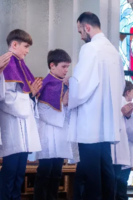 W IV Niedzielę Wielkiego Postu, podczas Mszy Świętej o godz. 12:00, ks. Krzysztof Gołąbek – proboszcz naszej Katedry, przyjął do grona Liturgicznej Służby Ołtarza dziesięciu nowych ministrantów! Po odpowiednim przygotowaniu, pod czujnym okiem ks. Pawła Wójcika oraz animatorów, chłopcy otrzymali stopień ministranta choralisty – po raz pierwszy założyli kołnierzyki i otrzymali legitymacje ministranckie. To wyjątkowy moment i ogromna radość dla naszej wspólnoty! 
Serdecznie gratulujemy chłopcom odwagi oraz życzymy wytrwałości w tej pięknej służbie przy Ołtarzu Pana Jezusa. 
Jeśli chcesz dołączyć do grona ministrantów – serdecznie zapraszamy! Zainteresowanych prosimy o kontakt z ks. Pawłem Wójcikiem.
 fot. Joanna Prasoł