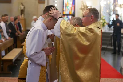 „Na swoje życie i swoje kapłaństwo trzeba popatrzeć w świetle Bożej miłości. Inaczej go nie pojmiemy ani my, ani ci, którzy będą na nas patrzeć” – mówił bp Jan Wątroba podczas Mszy św. z udzieleniem święceń prezbiteratu. 4 czerwca 2022 r. w kościele katedralnym jedenastu diakonów diecezji rzeszowskiej przyjęło sakrament kapłaństwa.
Do grona neoprezbiterów diecezji rzeszowskiej należą: ks. Sebastian Bełz z parafii w Nienadówce, ks. Krzysztof Lampart z parafii w Rudnej Wielkiej, ks. Mateusz Łachmanek z parafii w Lipinkach, ks. Karol Migut z parafii w Jasionce, ks. Marcin Murawski z parafii katedralnej w Rzeszowie, ks. Adrian Pazdan z parafii w Zagorzycach, ks. Tomasz Sienicki z parafii w Bieździedzy, ks. Dominik Świeboda z parafii w Palikówce, ks. Piotr Wąsacz z parafii bł. Władysława Findysza w Rzeszowie, ks. Mateusz Wojtuń z parafii w Święcanach oraz ks. Wiktor Zoła z parafii w Cieklinie.
Mszy św. przewodniczył i święceń udzielił bp Jan Wątroba. Eucharystię koncelebrowało około osiemdziesięciu księży, m.in: przełożeni Wyższego Seminarium Duchownego w Rzeszowie oraz proboszczowie i wikariusze z parafii rodzinnych neoprezbiterów. W Mszy św. uczestniczył abp Edward Nowak, bp Kazimierz Górny i bp Edward Białogłowski.
Zebranych w kościele katedralnym powitał ks. Krzysztof Gołąbek, proboszcz parafii.
W homilii bp Jan Wątroba nawiązał do słów z Ewangelii według św. Jana w których Chrystus tłumaczy co to znaczy być dobrym pasterzem. „Być kapłanem w Kościele Chrystusowym to znaczy mieć udział w Jego pasterskiej misji i stale upodabniać się do Dobrego Pasterza, który zna owce, karmi je, broni i jest gotów oddać życie dla ich dobra” – mówił hierarcha.
Po homilii odbył się obrzędy święceń: przyrzeczenie czci i posłuszeństwa Biskupowi Ordynariuszowi, Litania do Wszystkich Świętych podczas której kandydaci leżeli krzyżem, nałożenie rąk, modlitwa święceń oraz namaszczenie rąk krzyżmem i wręczenie chleba i wina. Podczas Liturgii Eucharystycznej nowo wyświęceni po raz pierwszy wyciągnęli dłonie nad chlebem i winem wypowiadając słowa konsekracji.
Na zakończenie Mszy św. ks. Tomasz Sienicki, podziękował w imieniu nowo wyświęconych wszystkim, którzy przyczynili się do przygotowania ich do kapłaństwa. Słowa wdzięczności, m.in. przełożonym Wyższego Seminarium Duchownego w Rzeszowie i rodzicom neoprezbiterów, wypowiedział bp Jan Wątroba. 
W drodze do zakrystii neoprezbiterzy zatrzymali się przy figurze Matki Bożej Fatimskiej zawierzając swoje kapłaństwo Matce Bożej.
W niedzielę, 5 czerwca, w Uroczystość Zesłania Ducha Świętego, neoprezbiterzy będą sprawować w swoich rodzinnych parafiach uroczyste Msze św. prymicyjne, a w najbliższych tygodniach otrzymają skierowania do parafii.

Fot. ks. Jakub Nagi oraz biala-wrona.pl
