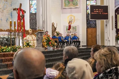 W Niedzielę Wielkanocną Mszy Świętej z procesją rezurekcyjną przewodniczył bp Edward Białogłowski.
fot. Joanna Prasoł