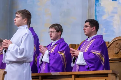 W Środę Popielcową (14 lutego) biskup Jan Wątroba odprawił w katedrze rzeszowskiej Mszę Świętą na rozpoczęcie Wielkiego Postu. Homilię wygłosił ks. dr Paweł Koleśnikowicz, który prowadzi rekolekcje wielkopostne w parafii katedralnej. Podczas Eucharystii odbył się obrzęd posypania głów popiołem. Śpiew podczas liturgii prowadziła Katedralna Schola Liturgiczna. Liturgia była transmitowana przez Radio VIA. fot. Joanna Prasoł