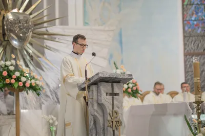 W kościele katedralnym w Rzeszowie bp Jan Wątroba przewodniczył Mszy św., która zainaugurowała fazę diecezjalną ogólnokościelnego synodu biskupów, który przebiega pod hasłem “W stronę Kościoła synodalnego. Komunia. Uczestnictwo. Misja”. W Eucharystii uczestniczył również bp Kazimierz Górny, kapłani odpowiedzialni za poszczególne duszpasterstwa w diecezji, siostry zakonne i świeccy.  Przed rozpoczęciem Eucharystii, ks. dr Rafał Flak, który jest dyrektorem wydziału duszpasterskiego, a także diecezjalnym koordynatorem synodu, wyjaśnił wiernym zebranym w katedrze czym jest rozpoczęty synod i jaka jest jego problematyka oraz jakie są oczekiwania Ojca Świętego, który zainicjował to wydarzenie.  “Synod jest synodem o tym, jaki teraz jest Kościół, jak bardzo jest prawdziwą wspólnotą i co możemy zrobić, żeby bardziej spełniał swoją misję. Synod ma tworzyć przestrzeń do wspólnej modlitwy i rozmowy oraz skłonić do zastanowienia się, jak wygląda nasze “podążanie razem”, bo to jest znaczenie terminu “synod”. Co jest w nim wyjątkowe? Że nie jest synodem wyłącznie biskupów, ale wszystkich wiernych” – podkreślał ks. Flak .  Powołując się na “Vademecum synodu o synodalności”, ks. Rafał Flak mówił, że na etapie diecezjalnym synodu konieczne jest doprowadzenie do spotkania na linii duchowni-świeccy, by nawzajem wypowiedzieć konstruktywne uwagi o Kościele dzisiaj. “Vademecum mówi także o tym, opisując dziewięć pułapek, w które można wpaść, organizując synodalne rozmowy. To na przykład słuchanie tylko tych, którzy już są zaangażowani w działalność Kościoła, skupianie się na sobie i na naglących troskach, dostrzeganie tylko “problemów” albo patrzenie na synodalność jak na “korporacyjne ćwiczenie strategiczne”, nie jak na proces duchowy, któremu przewodzi Duch Święty”.  W homilii bp Jan Wątroba powiedział, że synod jest “pójściem wspólną drogą”, na której znajdują się wierni tworzący Kościół i Chrystus będący centrum Kościoła. “Synod towarzyszy Kościołowi od samego początku istnienia, dlatego nie jest czymś nowym. To w taki wspólnotowy sposób, poprzez słuchanie Ducha Świętego, Kościół przez wieki był konfrontowany z różnymi wydarzeniami, zagrożeniami i wyzwaniami i w ten sposób je podejmował, rozwiązywał i podejmował ważne decyzje oraz dokonywał wyboru. Zawsze działo się to i dzieje dzisiaj przy wzywaniu Ducha Świętego i słuchaniu Go” – mówił bp Wątroba.  Biskup Rzeszowski podkreślał również, że Ojciec Święty Franciszek zaprosił cały Kościół, cały lud Boży, czyli wszystkich ochrzczonych niezależnie w jakim żyją stanie, środowisku, bez względu na to jaki jest poziom ich życia moralnego, jakie jest ich aktualne zaangażowanie w życie Kościoła. Wszyscy na mocy chrztu świętego są odpowiedzialni za Kościół, za jego kształt, misję, owocność jego działania oraz za to, na ile Kościół jest tym i taki jakim go chciał mieć Jezus. Wszyscy zatem jesteśmy odpowiedzialni za to, na ile nasz Kościół jest “jakby sakramentem zbawienia”, czyli “widzialnym znakiem, niewidzialnej łaski”. Więc każdy jest zaproszony do udziału w synodzie, którego kluczem oprócz słowa “droga”, jest “spotkanie”, “słuchanie”, “rozeznawanie” – wyjaśniał bp Wątroba.  Na zakończenie homilii bp Jan Wątroba zaprosił wszystkich obecnych w katedrze, a także słuchaczy Katolickiego Radia VIA do włączenia się w modlitwę za synod i o dobre jego owoce.   fot. Małgorzata Ryndak